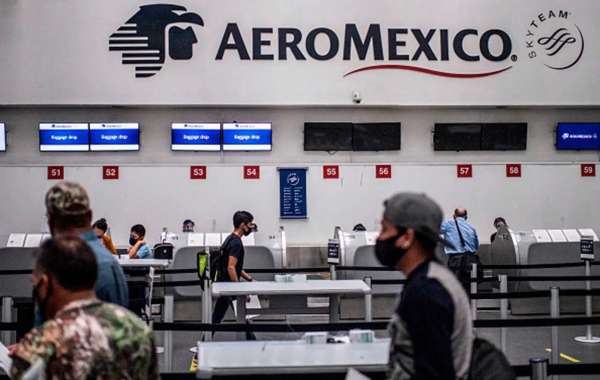 How can I contact a live person at Aeromexico Airlines?