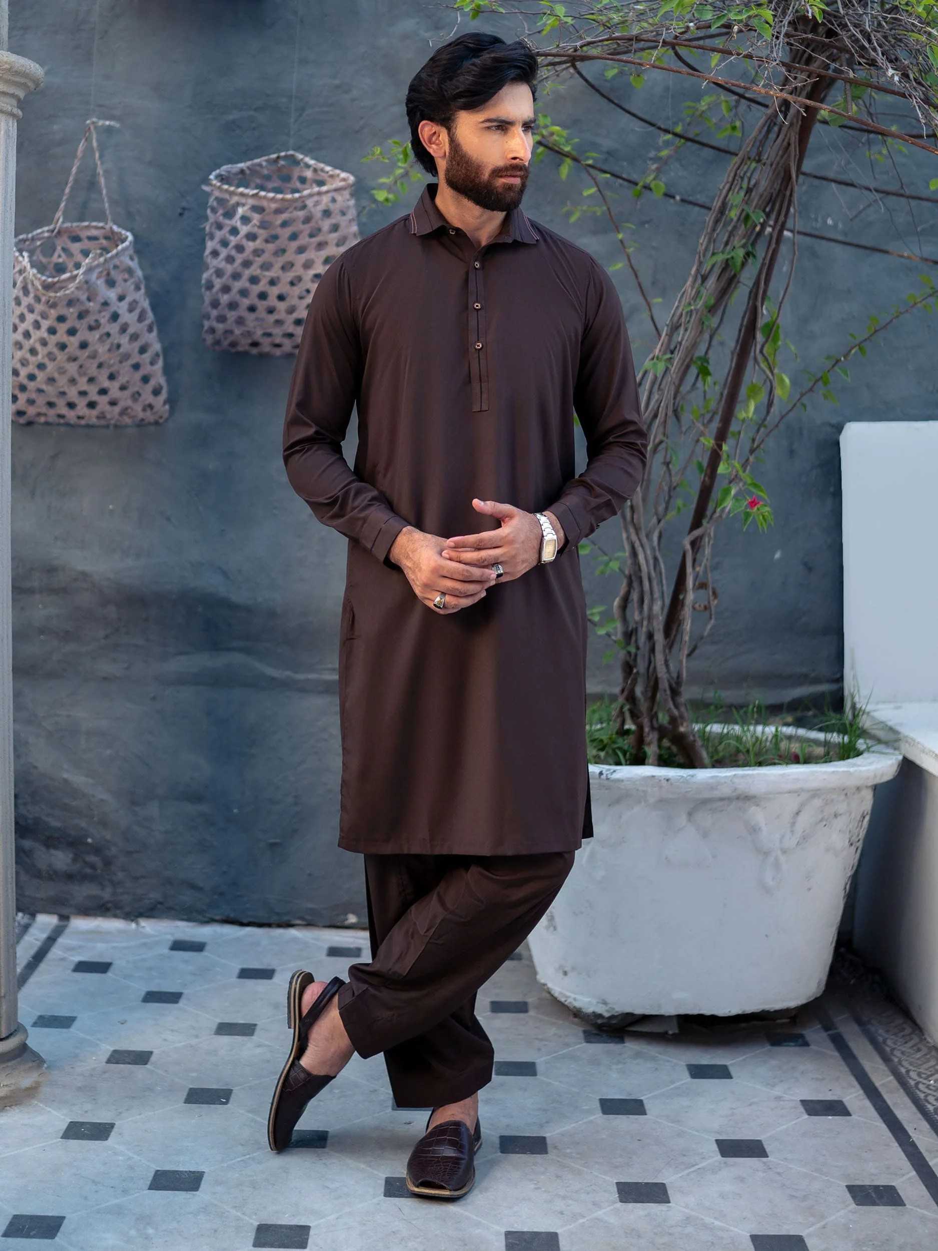 Men shalwar kameez can be worn in professional and casual settings.