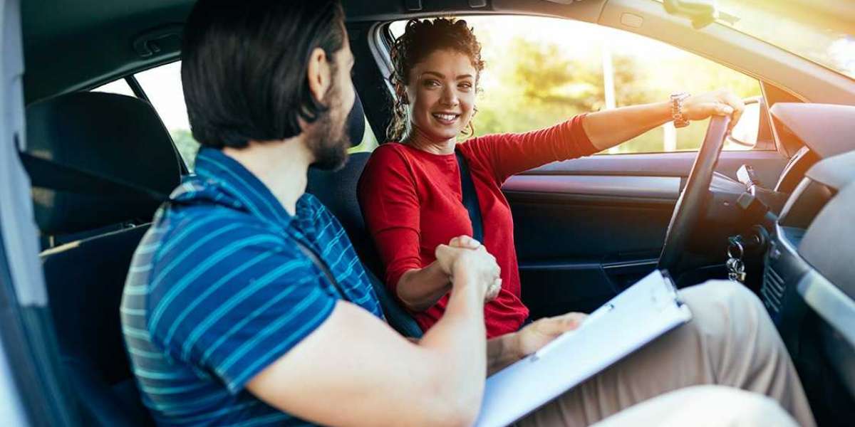 Should You Take Automatic or Manual Driving Lessons?