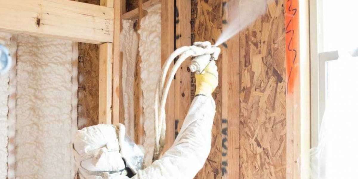 How Closed Cell Spray Foam Insulation Assists with Dampness Control