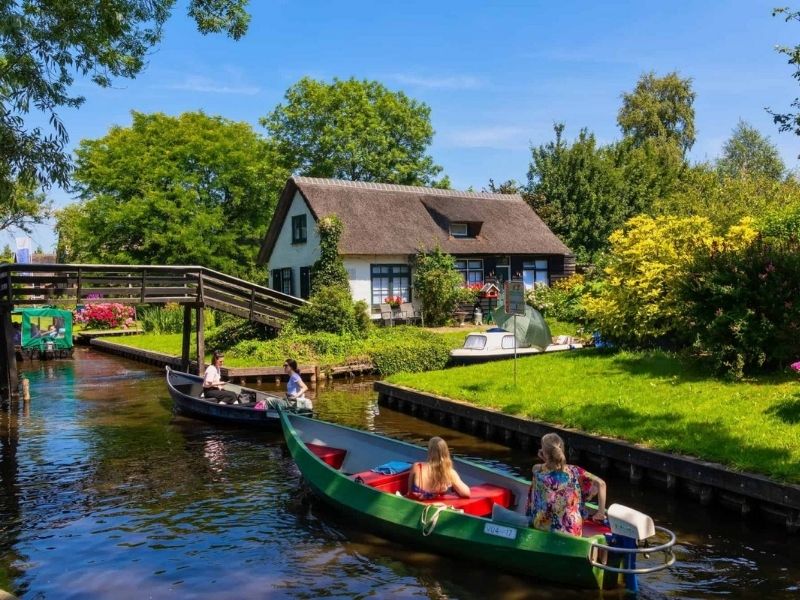 Khám phá làng Giethoorn: Ngôi làng cổ tích ở Hà Lan