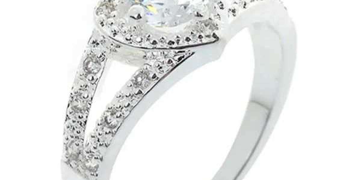 NovaAura Ring – Radiance in Every Curve
