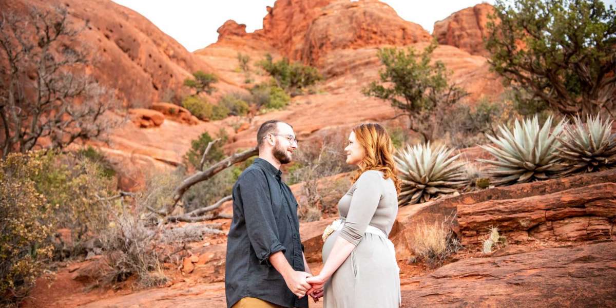 How Sedona’s Natural Beauty Inspires Stunning Maternity Photography